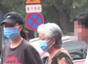 殷桃带妈妈和男友吃火锅：画面温馨