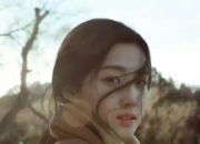 焦糖色眼影配雾面唇：秋日氛围感美妆